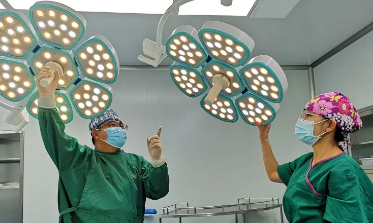 Dual surgical lights positioned to reduce overlapping high-intensity beams.webp
